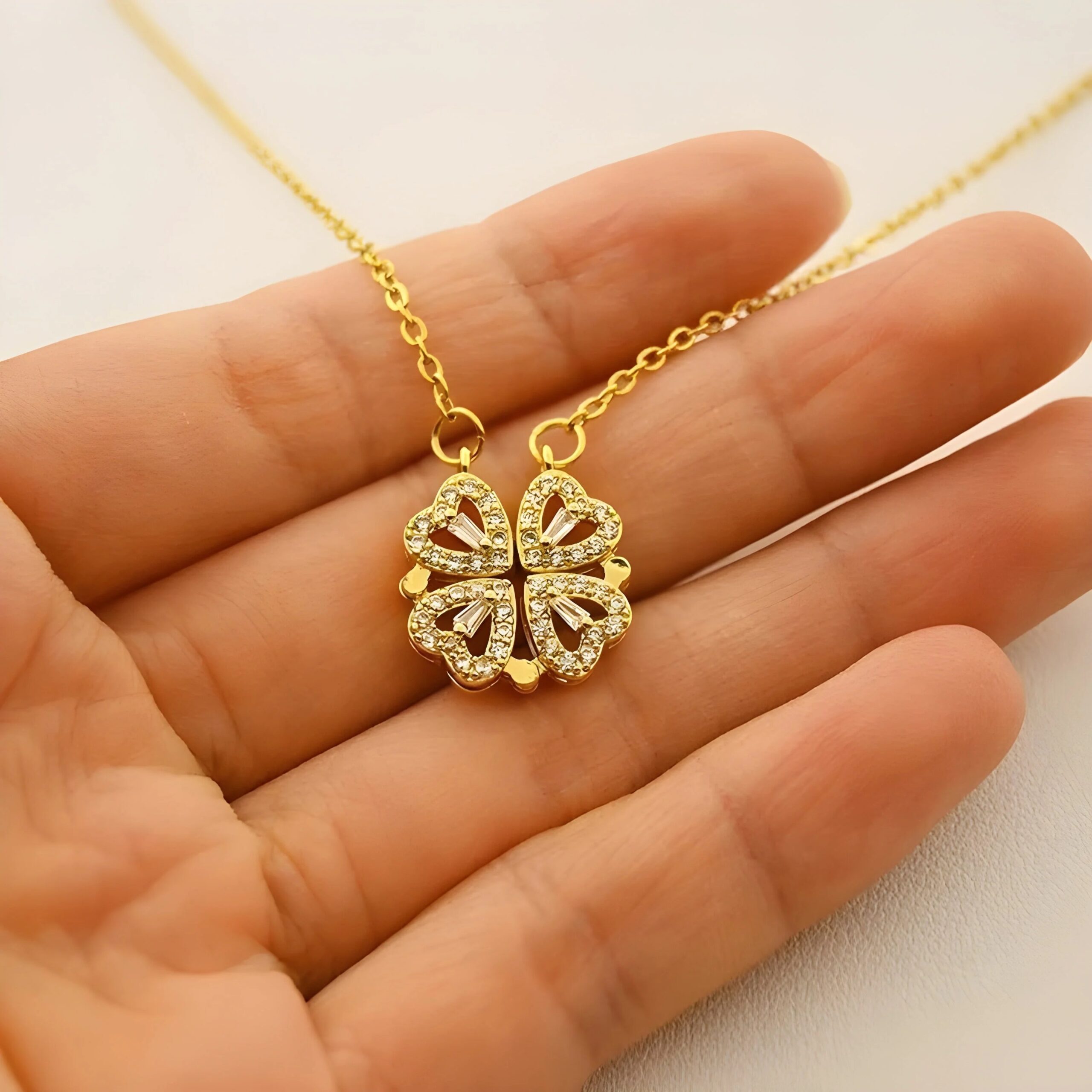 ZGE-923 Korean Magnetic 4 Leaf Clover Pendant Necklace – Elegant 2 Ways Wearable Jewellery for Women - Image 3